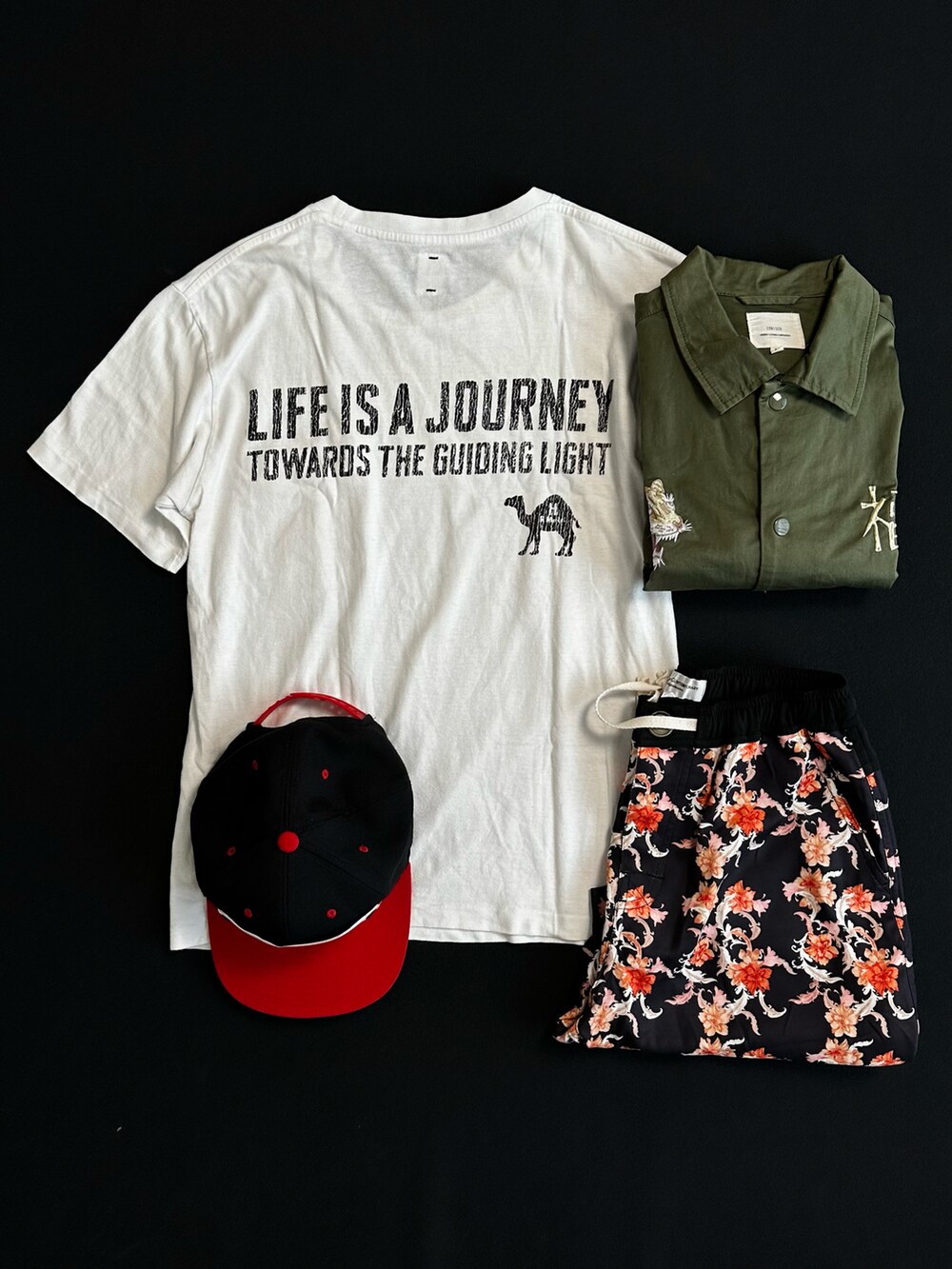 グリーン系のシャツ/ブラウス、ホワイト系のTシャツ/カットソー、その他のパンツを着用したメンズの夏コーディネートの2枚目の写真