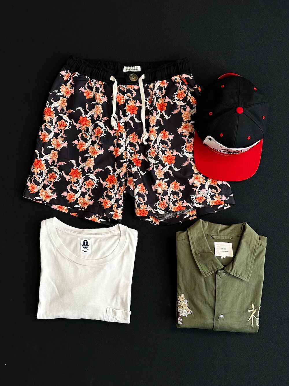 グリーン系のシャツ/ブラウス、ホワイト系のTシャツ/カットソー、その他のパンツを着用したメンズの夏コーディネートの3枚目の写真
