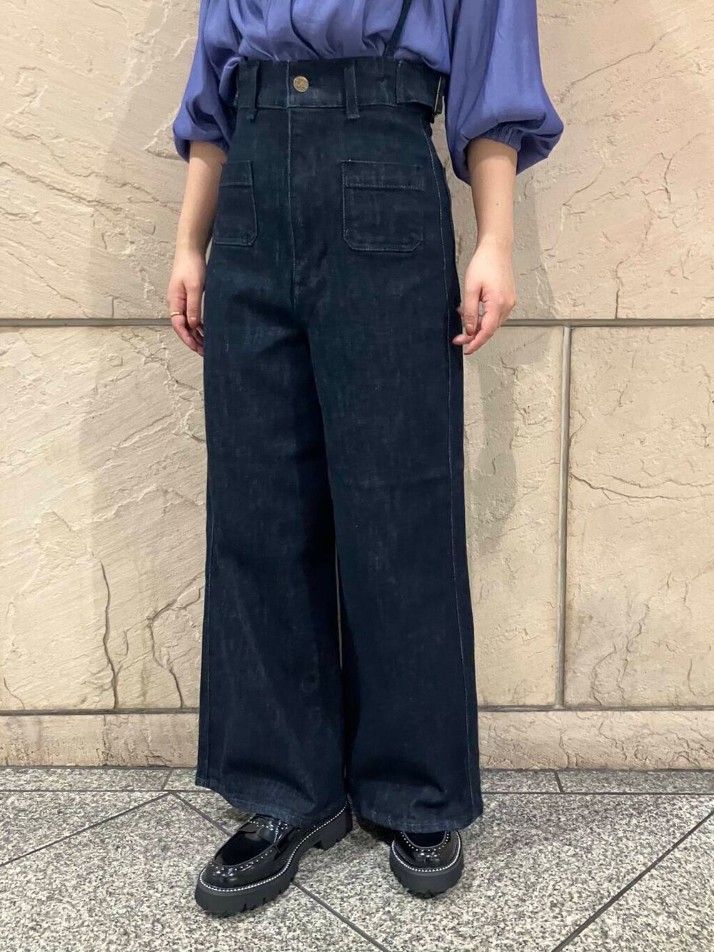 ブルー系のデニムパンツ、パープル系のシャツ/ブラウス、ブラック系のローファーを着用したレディースの秋コーディネートの4枚目の写真