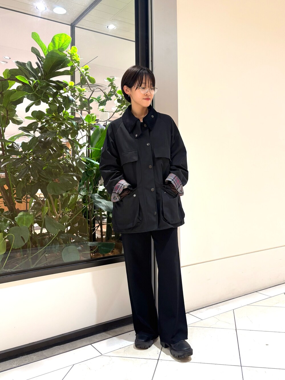ブラック系のその他アウター、ブラウン系のTシャツ/カットソー、ブラック系のその他パンツを着用したレディースの秋コーディネートの6枚目の写真