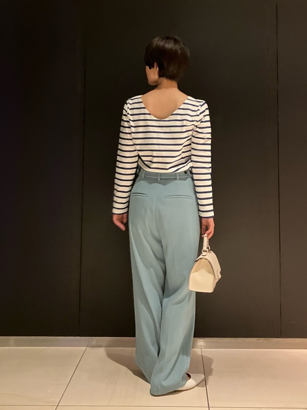 ブルー系のTシャツ/カットソー、ブルー系のその他パンツ、ホワイト系のショルダーバッグを着用したレディースの春コーディネートの3枚目の写真