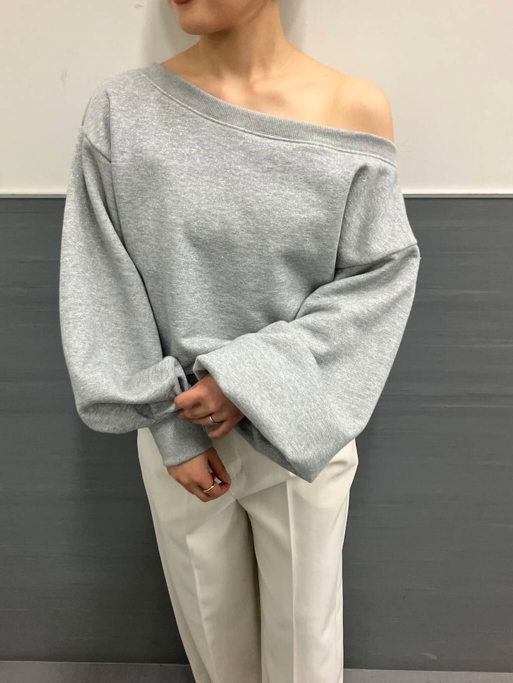 ホワイト系のその他パンツ、グレー系のスウェットを着用したレディースの春コーディネートの4枚目の写真