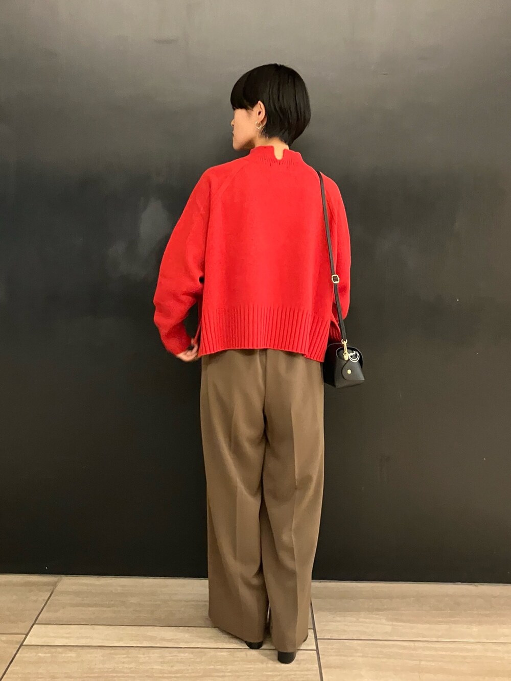 「URBAN RESEARCH ROSSO、ROSSO、小柄女子、低身長、ダウンジャケット、赤ニット、ハイネックニット、イージーパンツ、ショートヘア、ハンサムコーデ」｜「URBAN RESEARCH ROSSO WOMENのショートダウンジャケット（ダウンジャケット/コート、ブラック系）」を使った、オナカさん（レディース・153cm）の冬コーディネートの3枚目の写真