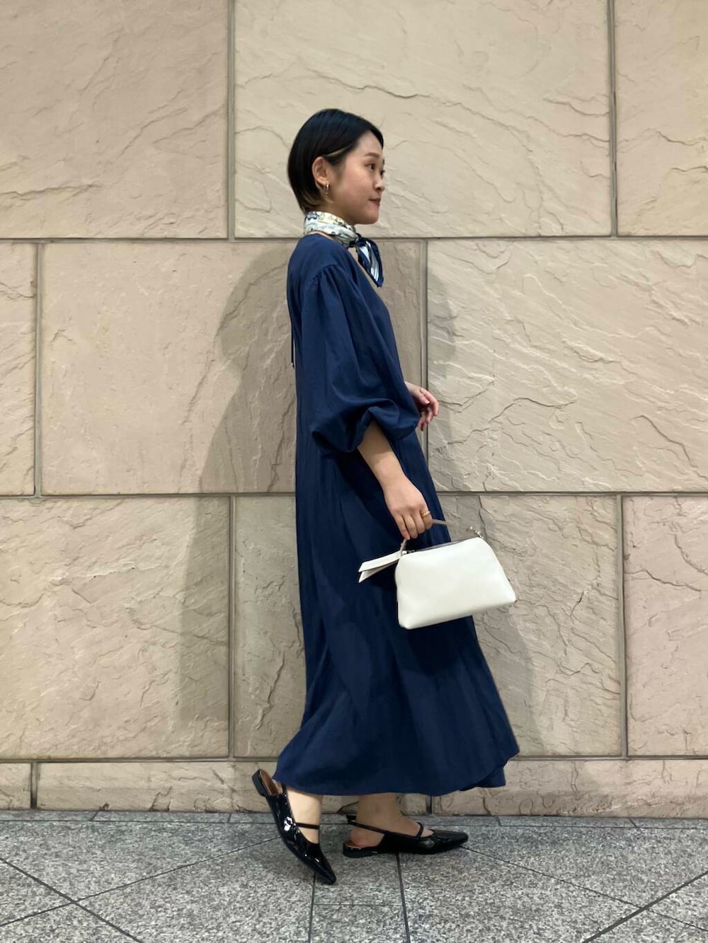 「シンプル、ワンピース、きれいめカジュアル、スカーフ、低身長、春コーデ、低身長コーデ、ROSSO、ショートヘア、20代後半、春カラーコーデ、きれいめ、ナチュラル×ブルベ冬、ナチュラル×低身長」｜「manipuriのmanipuri　65スプリングスプリング（バンダナ/スカーフ、ブルー系）」を使った、オナカさん（レディース・153cm）の春コーディネートの2枚目の写真
