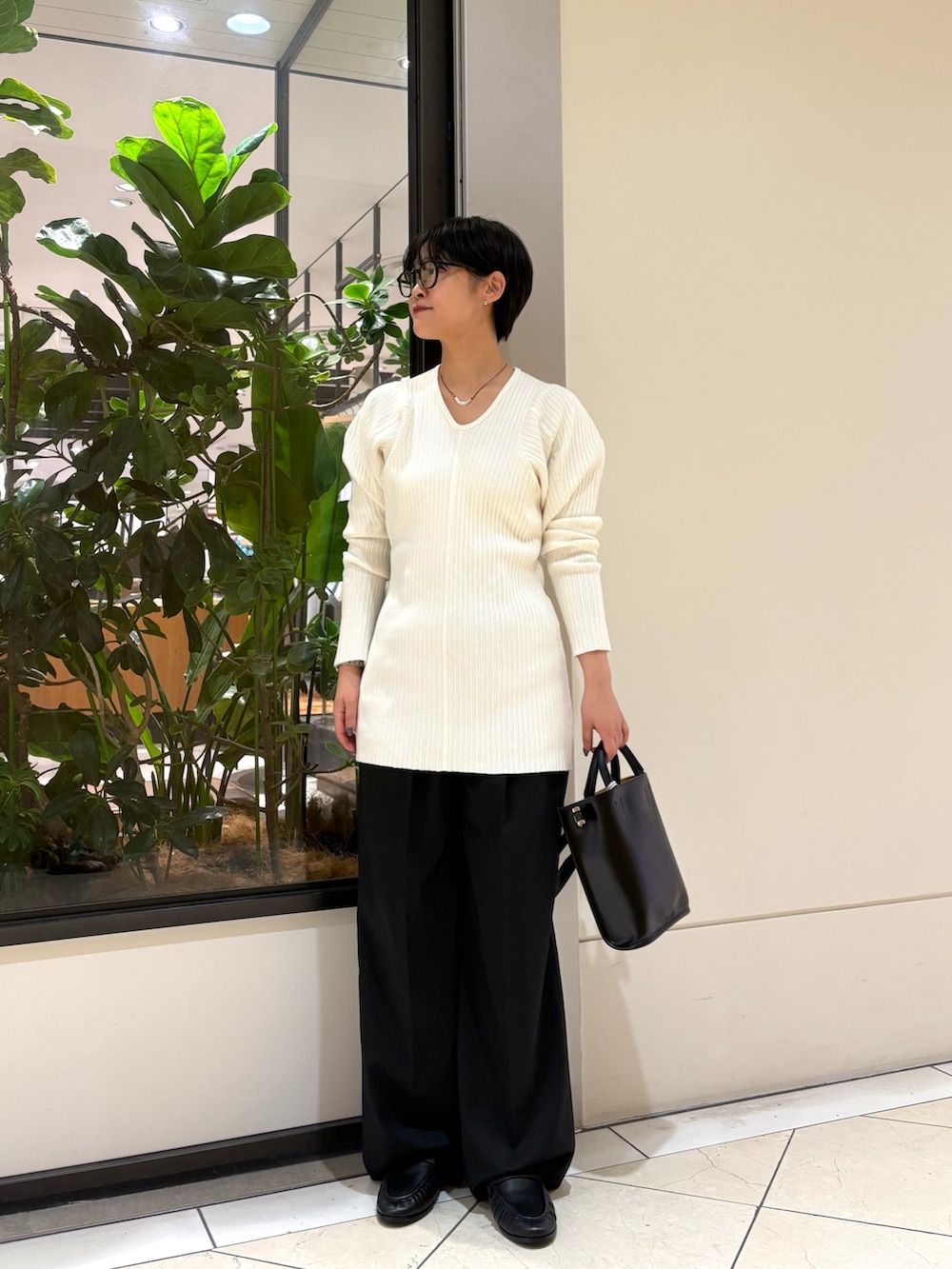 ホワイト系のニット/セーター、ブラック系のその他パンツ、ブラック系のショルダーバッグを着用したレディースの秋コーディネートの2枚目の写真