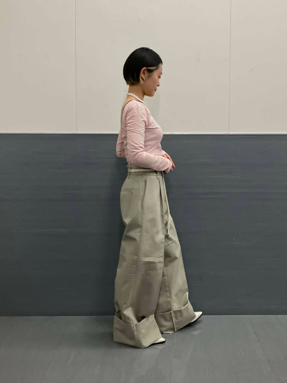「シンプル、カジュアル、ボーダー、カットソー、低身長、春コーデ、低身長コーデ、ROSSO、ショートヘア、パンツコーデ、20代後半、こだわり、ナチュラル×ブルベ冬、ナチュラル×低身長、先取り春色トップスコーデ」|「URBAN RESEARCH ROSSO WOMENのベルト付ロールアップパンツ(その他パンツ、グリーン系)」を使った、オナカさん(レディース・153cm)の冬コーディネートの3枚目の写真