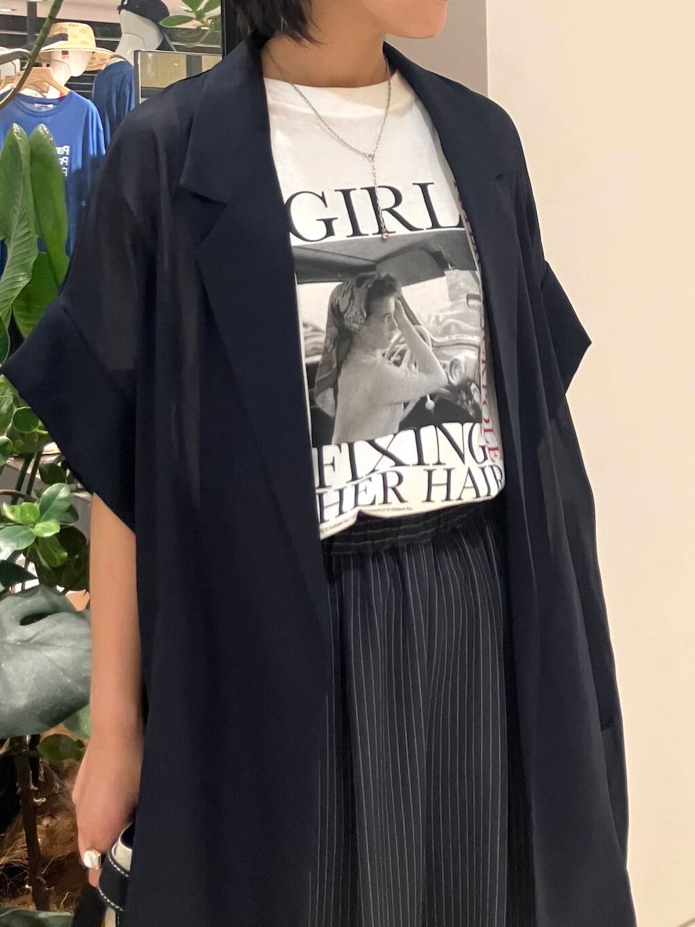 ホワイト系のTシャツ/カットソー、ブルー系のその他アウター、その他のその他パンツを着用したレディースの夏コーディネートの3枚目の写真