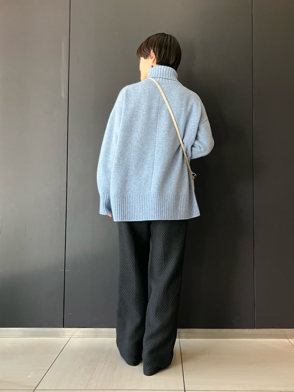 ブルー系のニット/セーター、ブラック系のその他パンツを着用したレディースの冬コーディネートの2枚目の写真