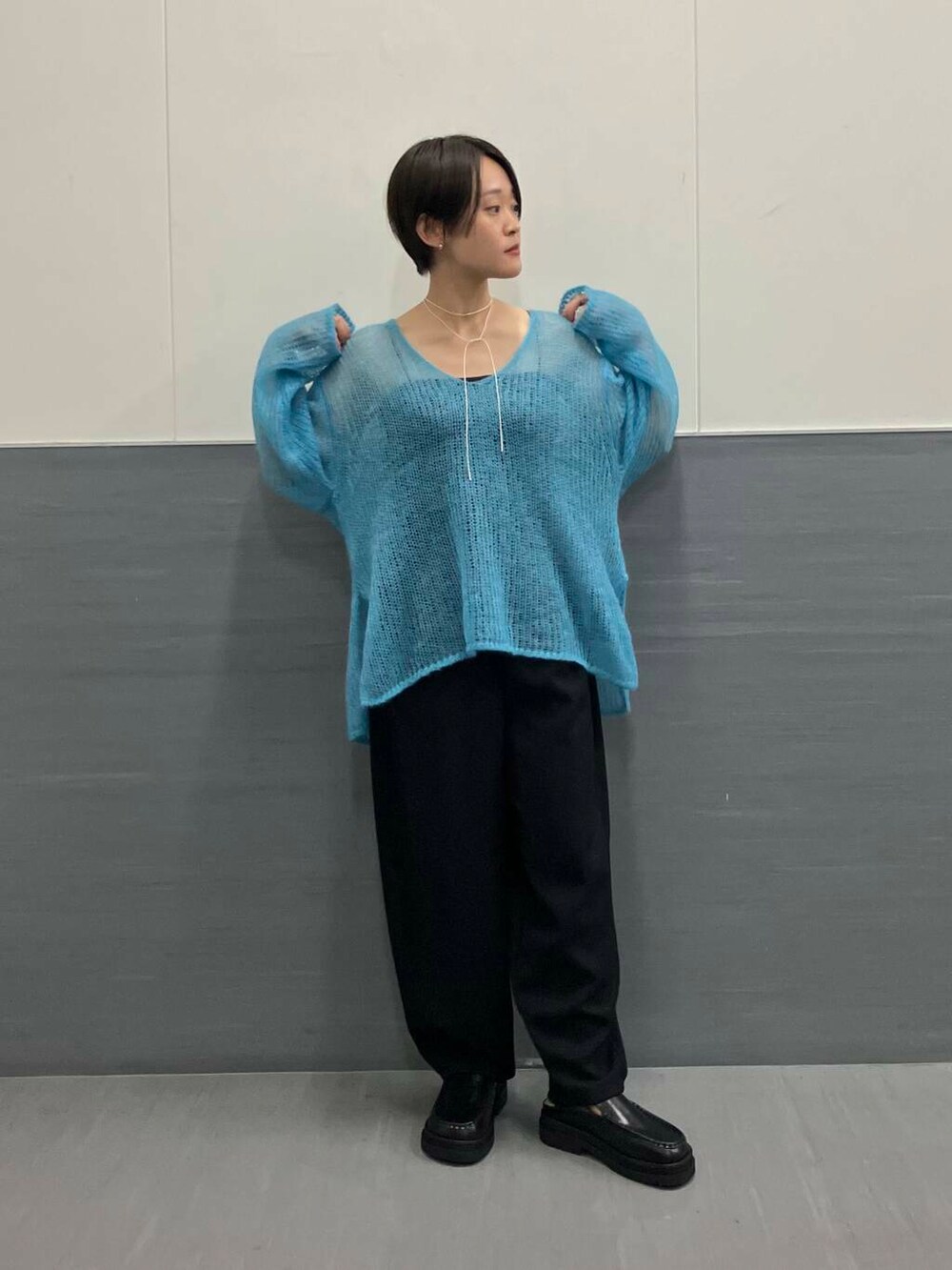 ブラック系のその他パンツ、ブラック系のキャミソール、ブルー系のニット/セーターを着用したレディースの秋コーディネートの2枚目の写真