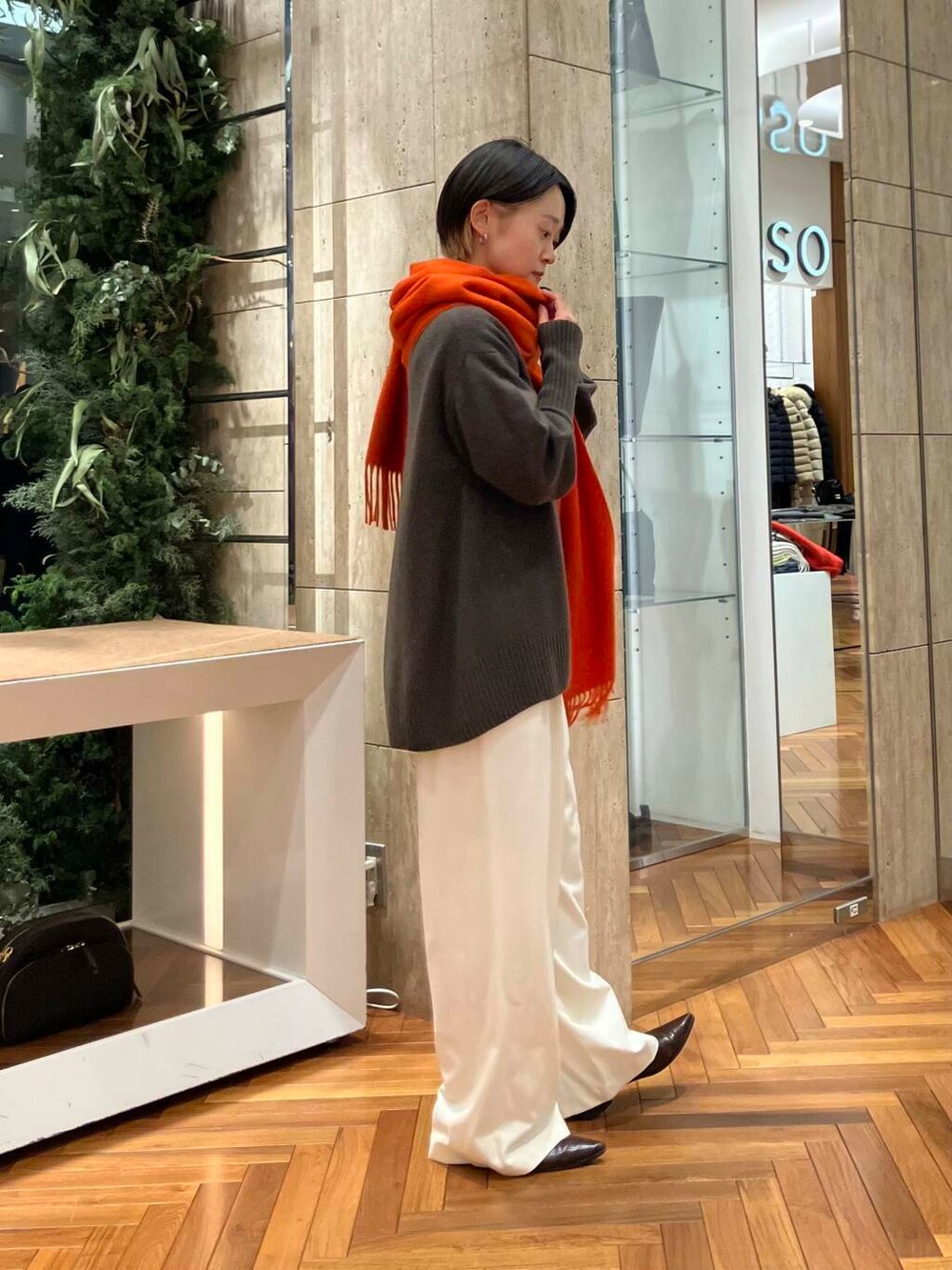 ブラウン系のニット/セーター、ホワイト系のその他パンツ、ブラウン系のパンプスを着用したレディースの冬コーディネートの3枚目の写真