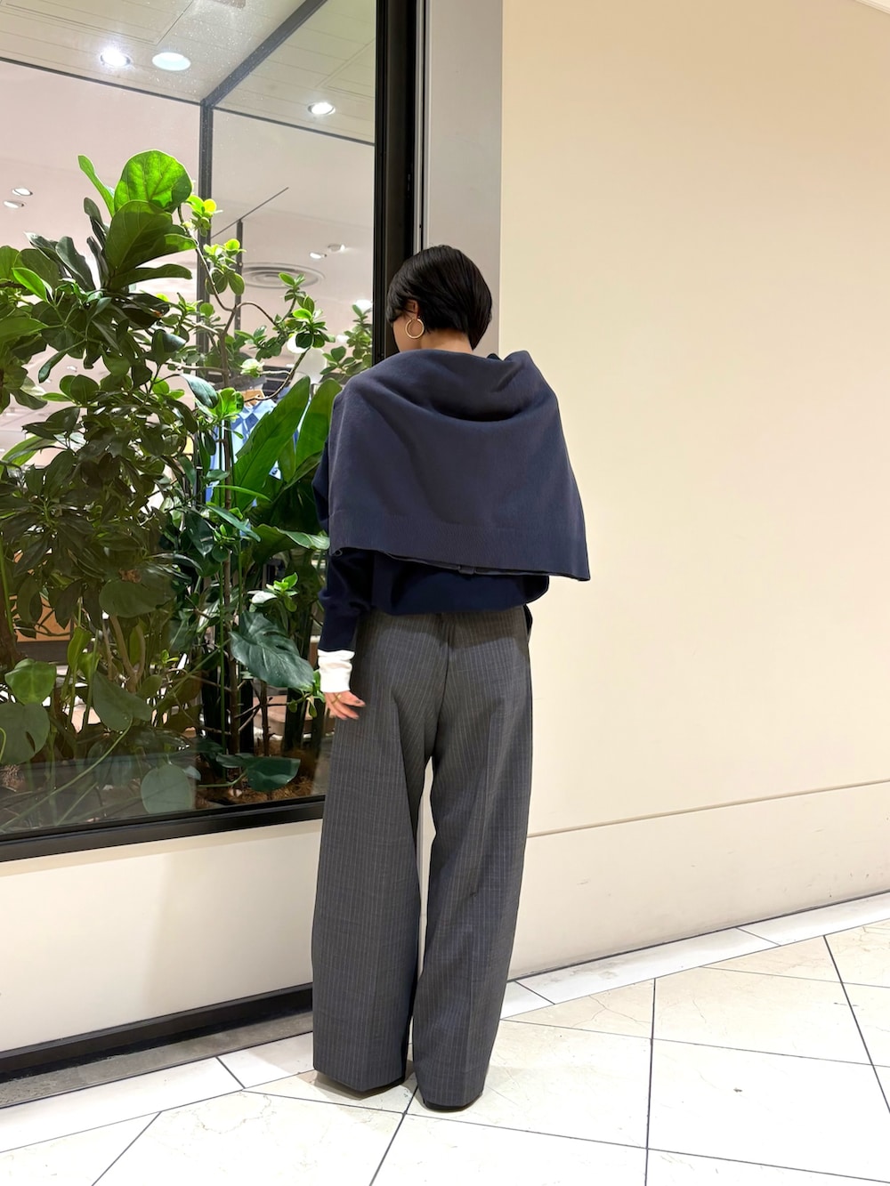 ブルー系のカーディガン/ボレロ、グレー系のその他パンツ、ホワイト系のTシャツ/カットソーを着用したレディースの秋コーディネートの3枚目の写真