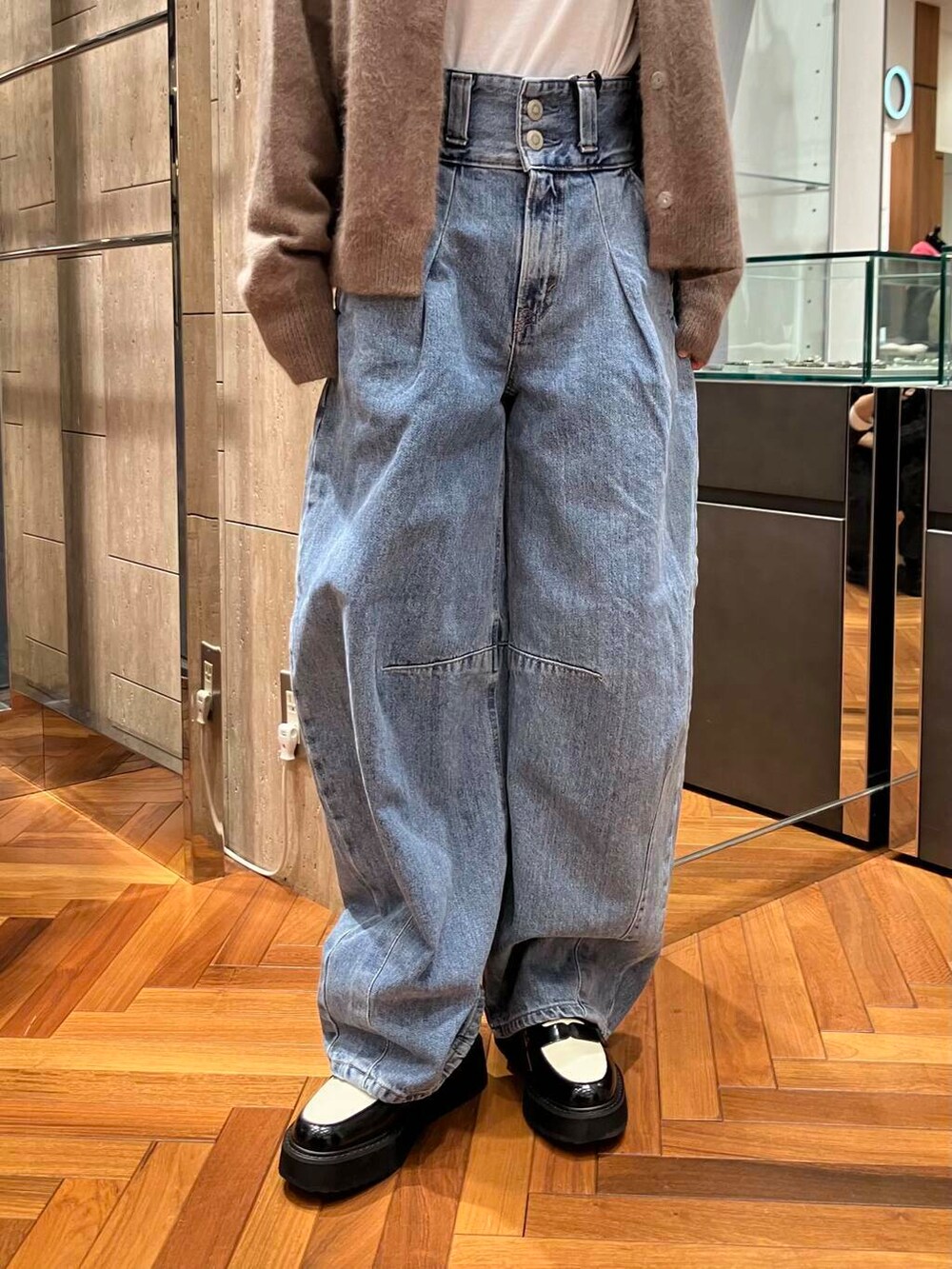 ブルー系のデニムパンツ、ホワイト系のTシャツ/カットソー、イエロー系のカーディガン/ボレロを着用したレディースの秋コーディネートの4枚目の写真