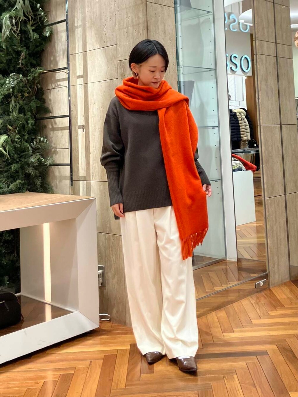 ブラウン系のニット/セーター、ホワイト系のその他パンツ、ブラウン系のパンプスを着用したレディースの冬コーディネートの2枚目の写真