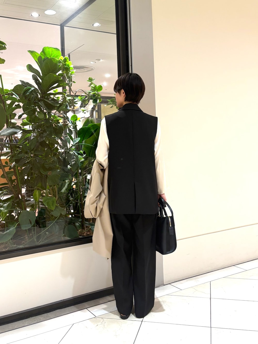 ブラック系のその他パンツ、ブラック系のその他アウター、ブラック系のショルダーバッグを着用したレディースの冬コーディネートの3枚目の写真