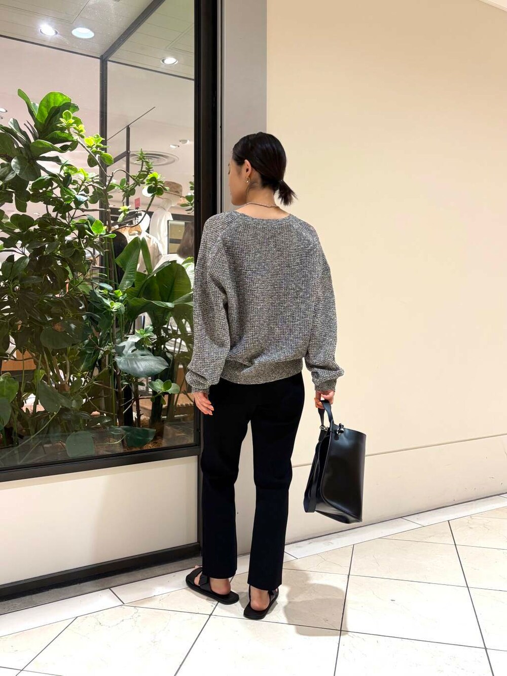 ブラック系のサンダル、ブラック系のカーディガン/ボレロを着用したレディースの夏コーディネートの3枚目の写真