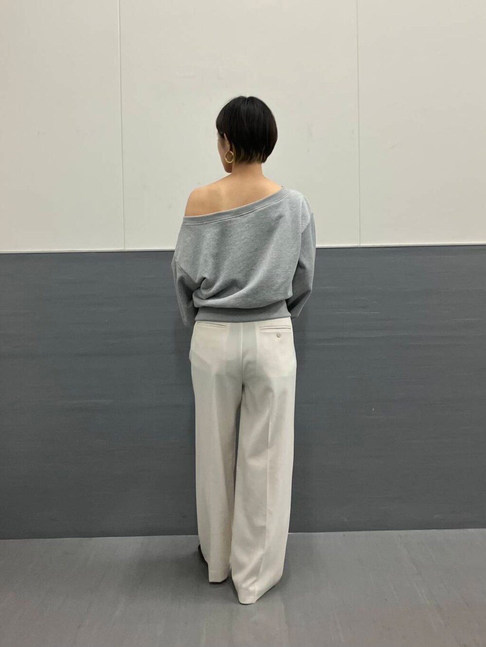 ホワイト系のその他パンツ、グレー系のスウェットを着用したレディースの春コーディネートの3枚目の写真