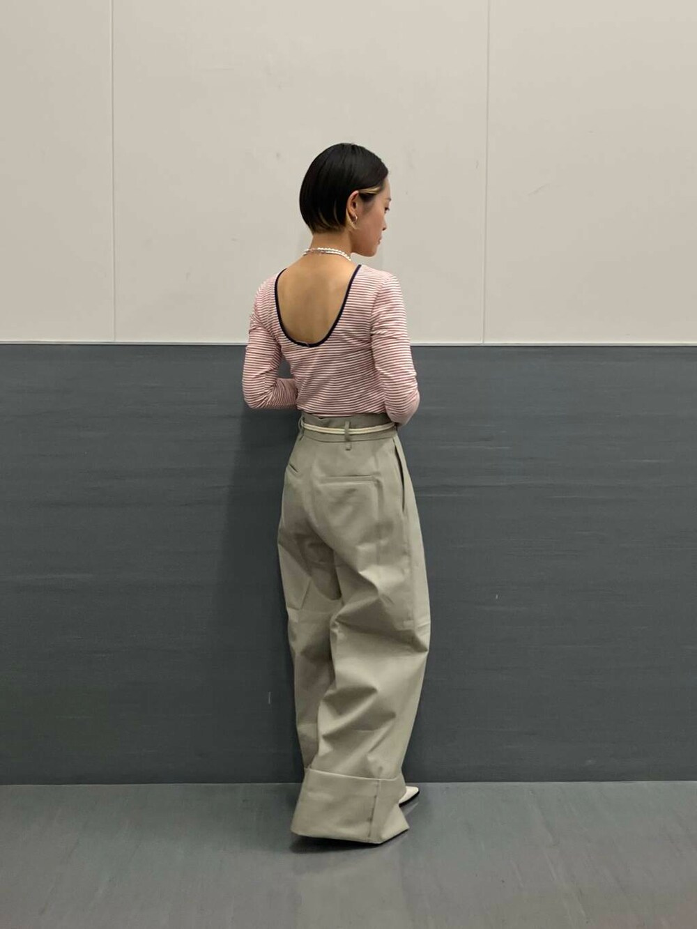 「シンプル、カジュアル、ボーダー、カットソー、低身長、春コーデ、低身長コーデ、ROSSO、ショートヘア、パンツコーデ、20代後半、こだわり、ナチュラル×ブルベ冬、ナチュラル×低身長、先取り春色トップスコーデ」|「URBAN RESEARCH ROSSO WOMENのベルト付ロールアップパンツ(その他パンツ、グリーン系)」を使った、オナカさん(レディース・153cm)の冬コーディネートの2枚目の写真