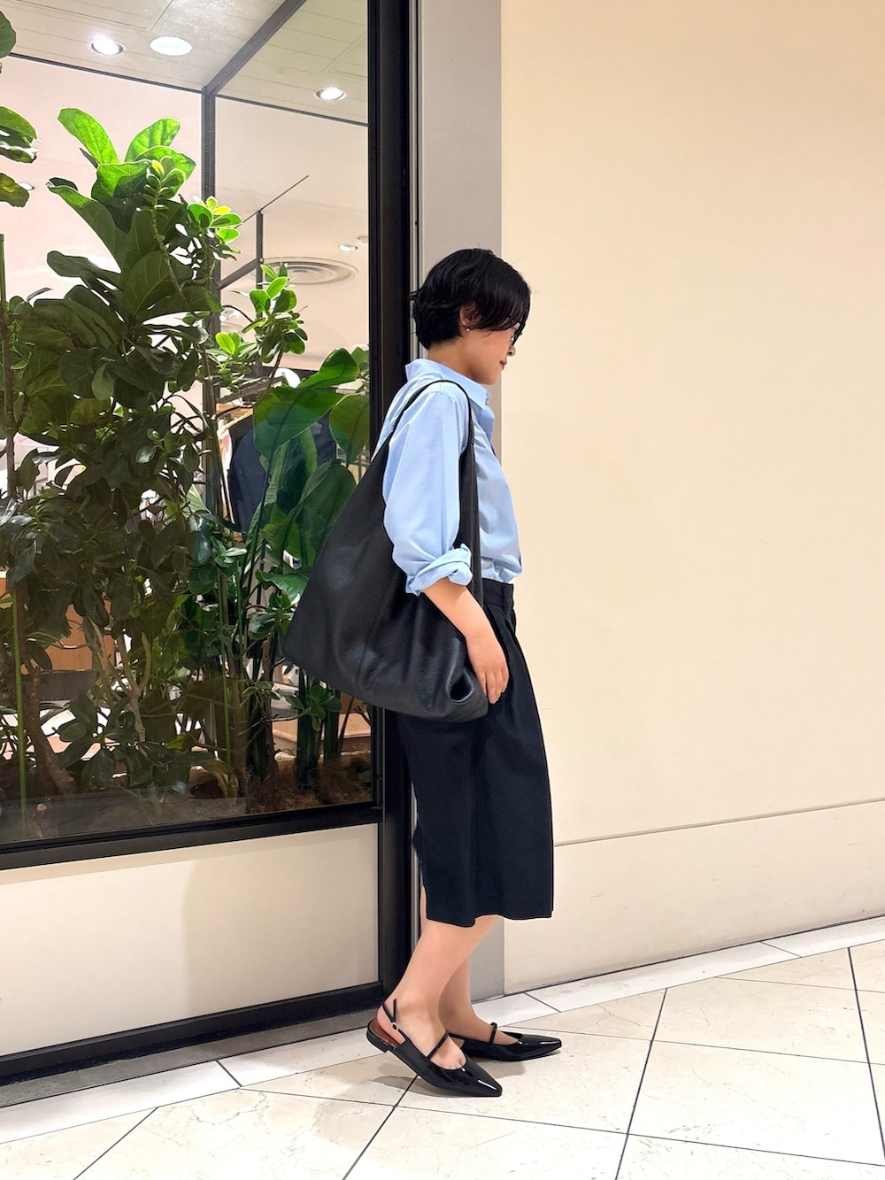 ブラック系のその他パンツ、ブルー系のシャツ/ブラウス、ブラック系のタンクトップを着用したレディースの夏コーディネートの2枚目の写真