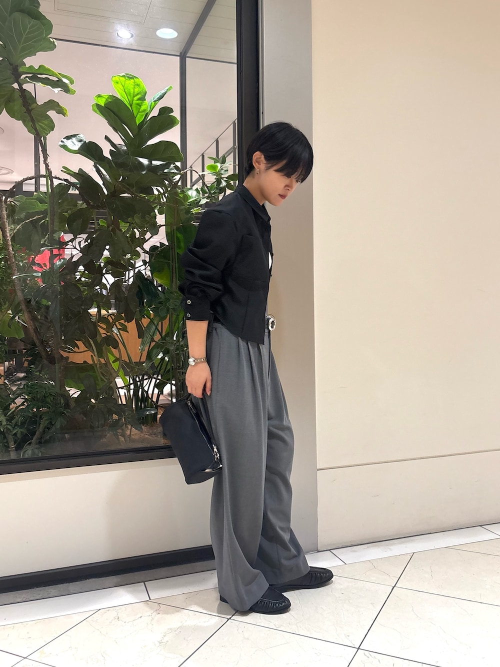ブラック系のシャツ/ブラウス、グレー系のその他パンツ、ブラック系のローファーを着用したレディースの秋コーディネートの2枚目の写真