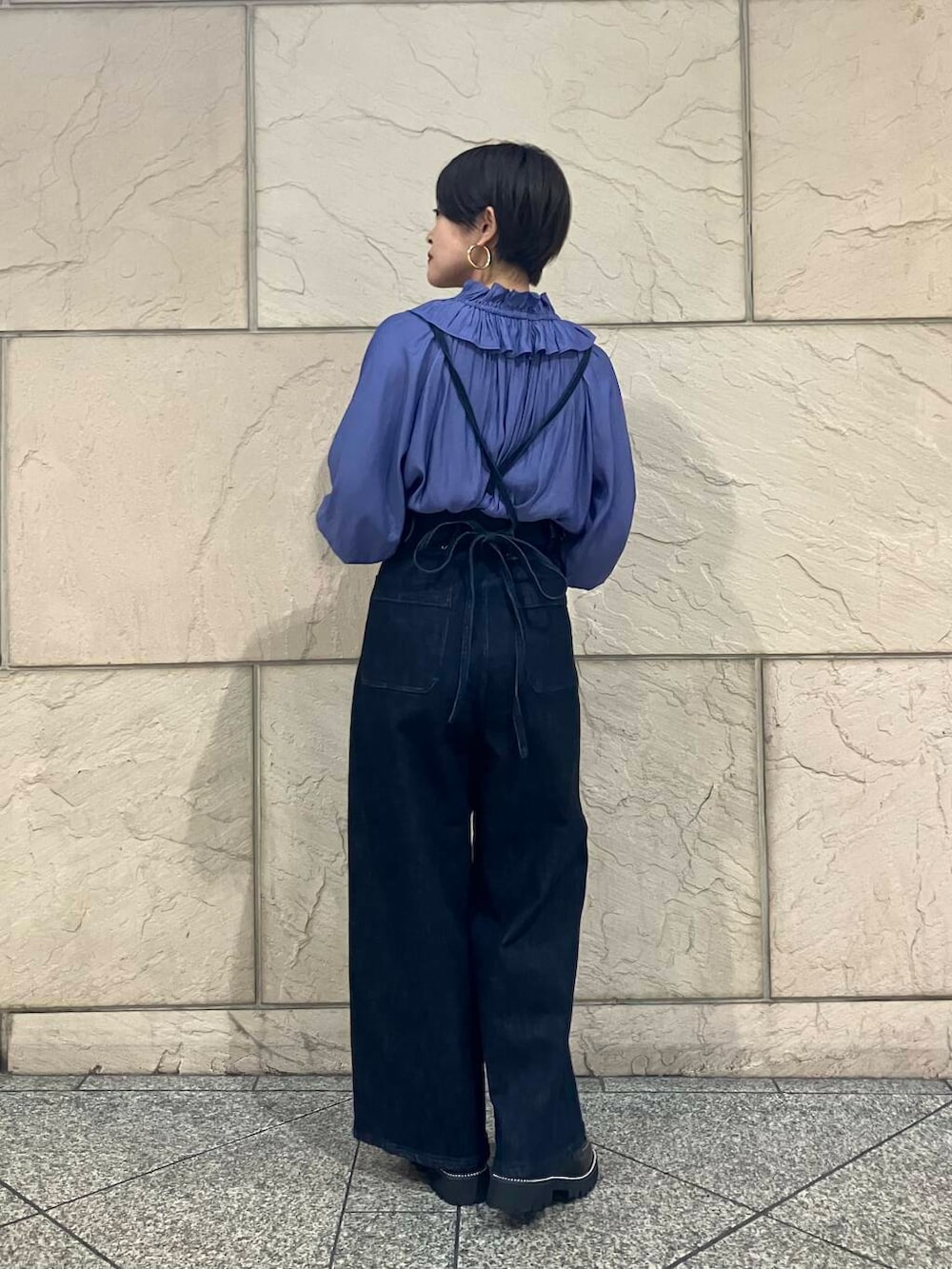 ブルー系のデニムパンツ、パープル系のシャツ/ブラウス、ブラック系のローファーを着用したレディースの秋コーディネートの2枚目の写真