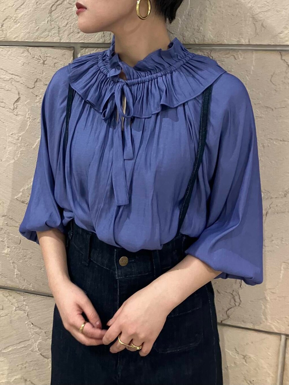 ブルー系のデニムパンツ、パープル系のシャツ/ブラウス、ブラック系のローファーを着用したレディースの秋コーディネートの3枚目の写真