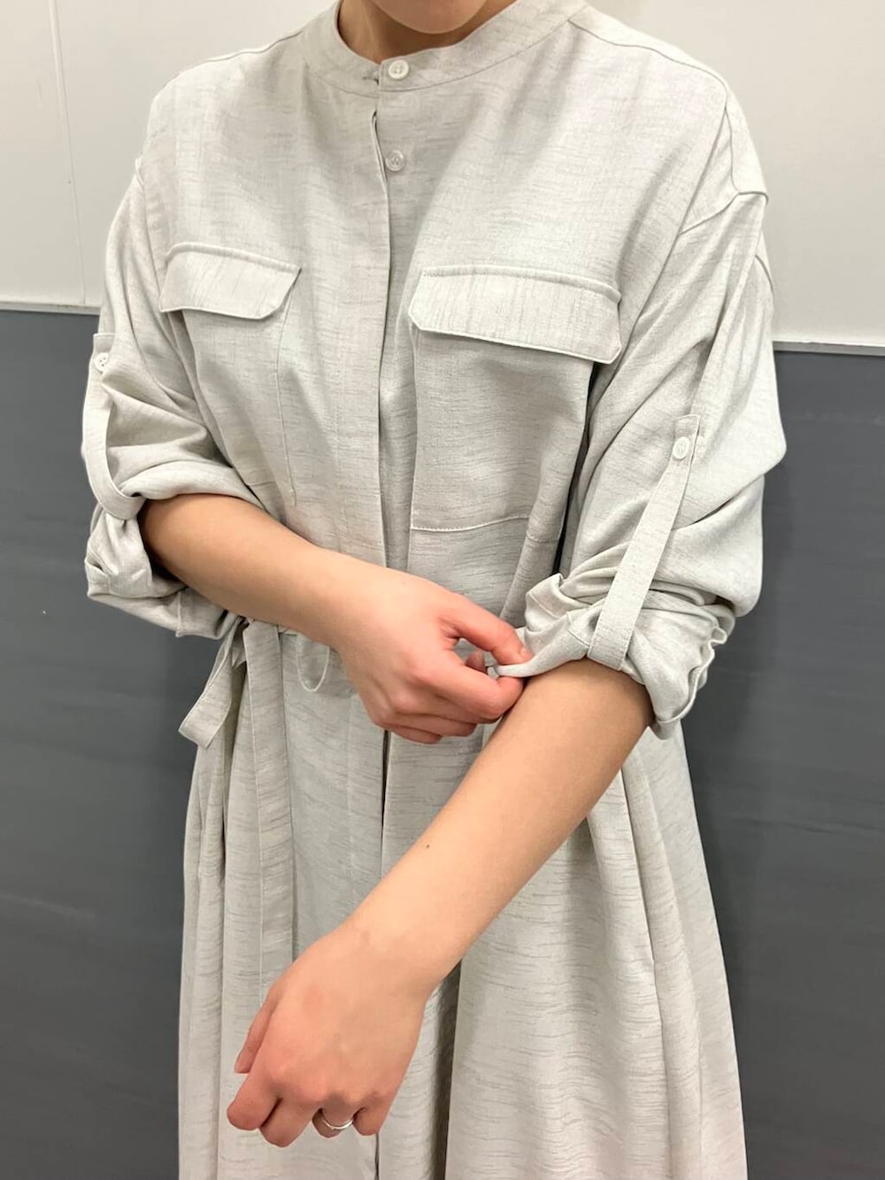 ベージュ系のワンピースを着用したレディースの春コーディネートの3枚目の写真