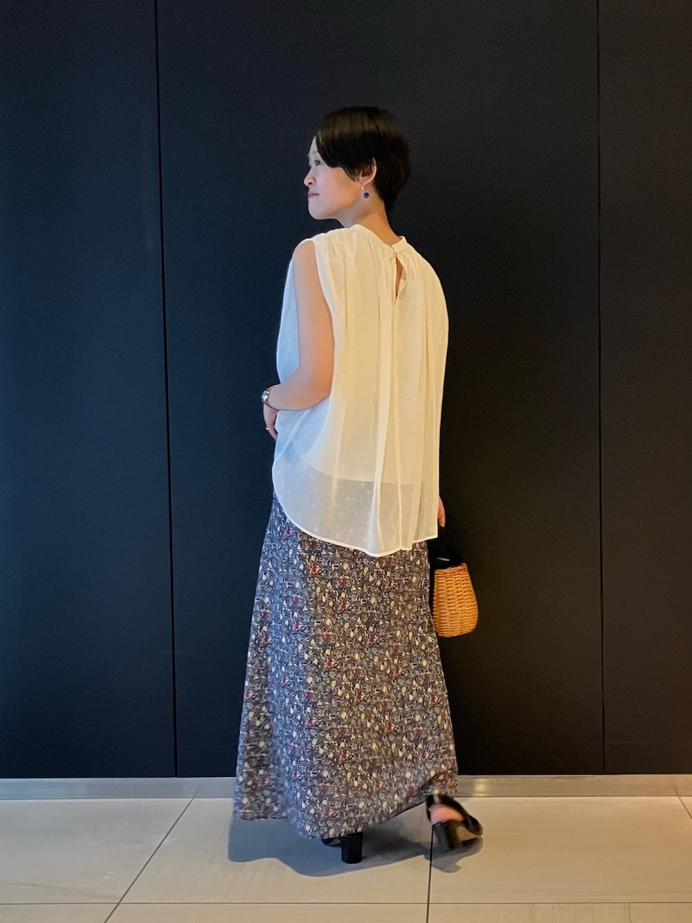 ホワイト系のシャツ/ブラウス、ブラック系のスカート、ブラック系のハンドバッグを着用したレディースの春コーディネートの2枚目の写真