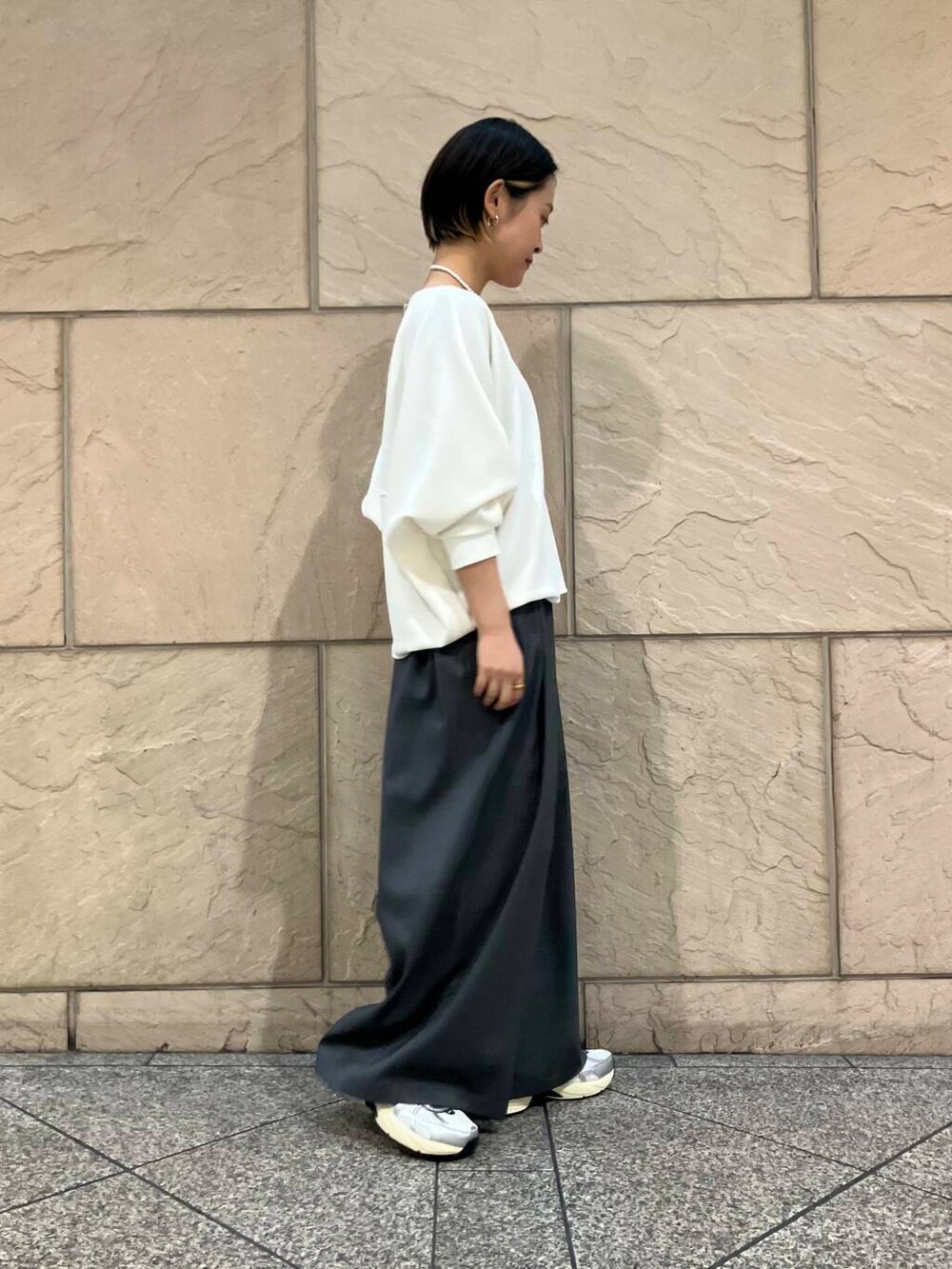 「シンプル、ワイドパンツ、カジュアル、きれいめカジュアル、プルオーバー、低身長、春コーデ、低身長コーデ、ゆったり、ROSSO、ショートヘア、パンツコーデ、こなれ感、20代後半、ナチュラル×ブルベ冬」｜「URBAN RESEARCHのdecor『デコール』　Hematite8mmBallchoker（ネックレス、シルバー系）」を使った、オナカさん（レディース・153cm）の春コーディネートの2枚目の写真