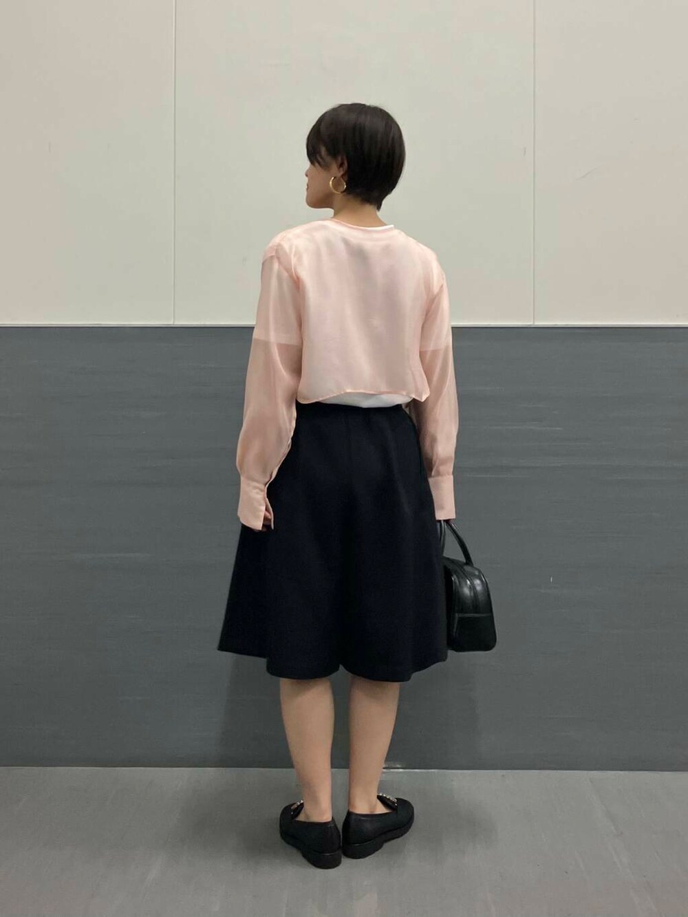 ホワイト系のTシャツ/カットソー、ブラック系のその他パンツ、ピンク系のシャツ/ブラウスを着用したレディースの夏コーディネートの2枚目の写真