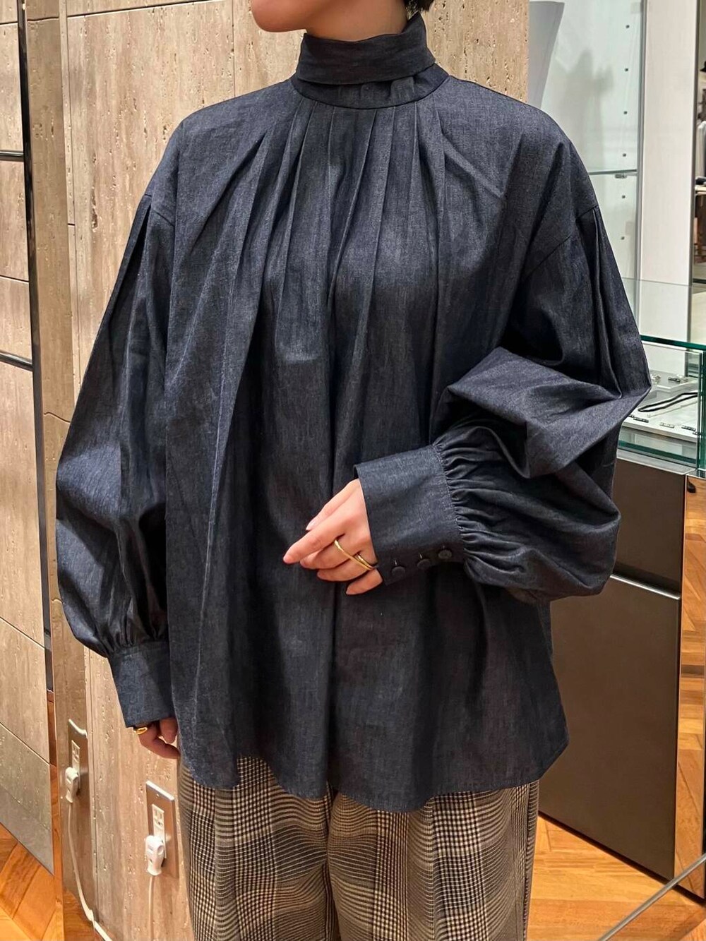 ブラック系のその他パンツ、ブルー系のシャツ/ブラウスを着用したレディースの秋コーディネートの4枚目の写真