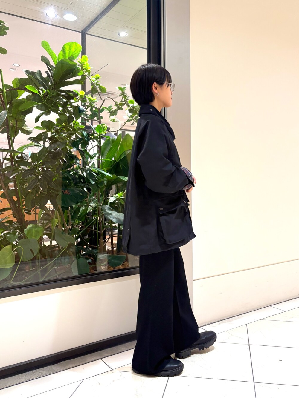 ブラック系のその他アウター、ブラウン系のTシャツ/カットソー、ブラック系のその他パンツを着用したレディースの秋コーディネートの3枚目の写真
