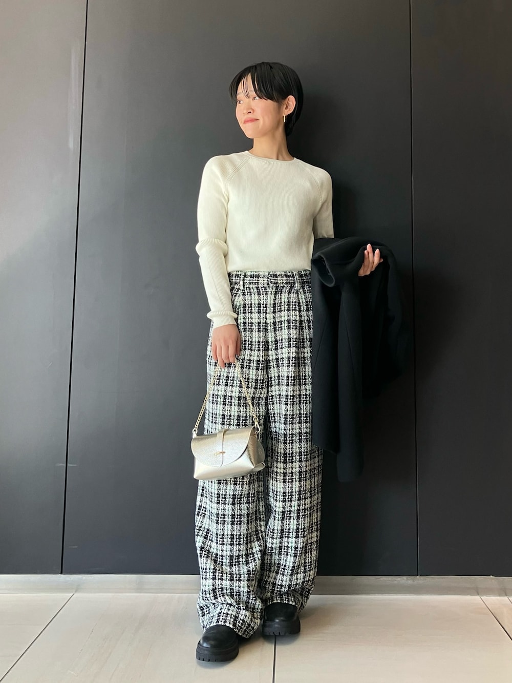 「ROSSO、URBAN RESEARCH ROSSO、低身長、ショートヘア、153cm、コート、黒コート、ノーカラーコート、ツイード、ツイードパンツ、冬コーデ、ウールコート」｜「URBAN RESEARCH ROSSO WOMENのLA TORRE ノーカラーコクーンコート（その他アウター、ブラック系）」を使った、オナカさん（レディース・153cm）の冬コーディネートの2枚目の写真