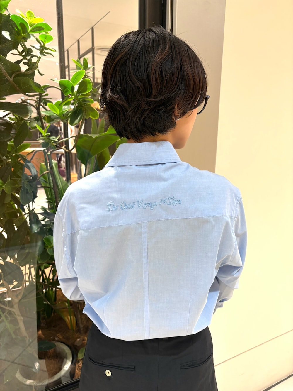 ブラック系のその他パンツ、ブルー系のシャツ/ブラウス、ブラック系のタンクトップを着用したレディースの夏コーディネートの3枚目の写真
