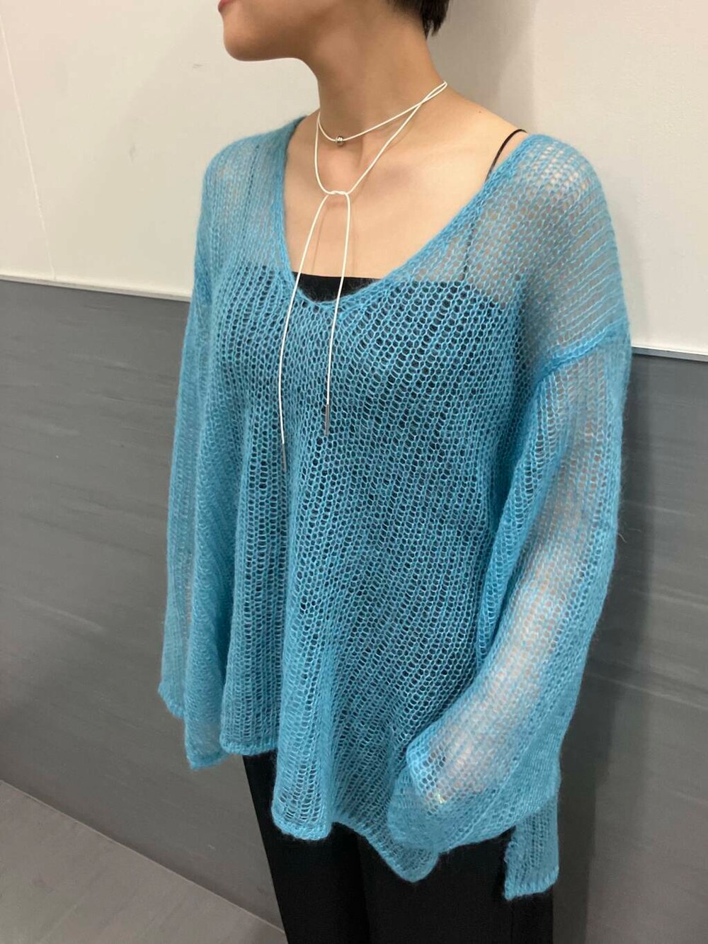 ブラック系のその他パンツ、ブラック系のキャミソール、ブルー系のニット/セーターを着用したレディースの秋コーディネートの3枚目の写真