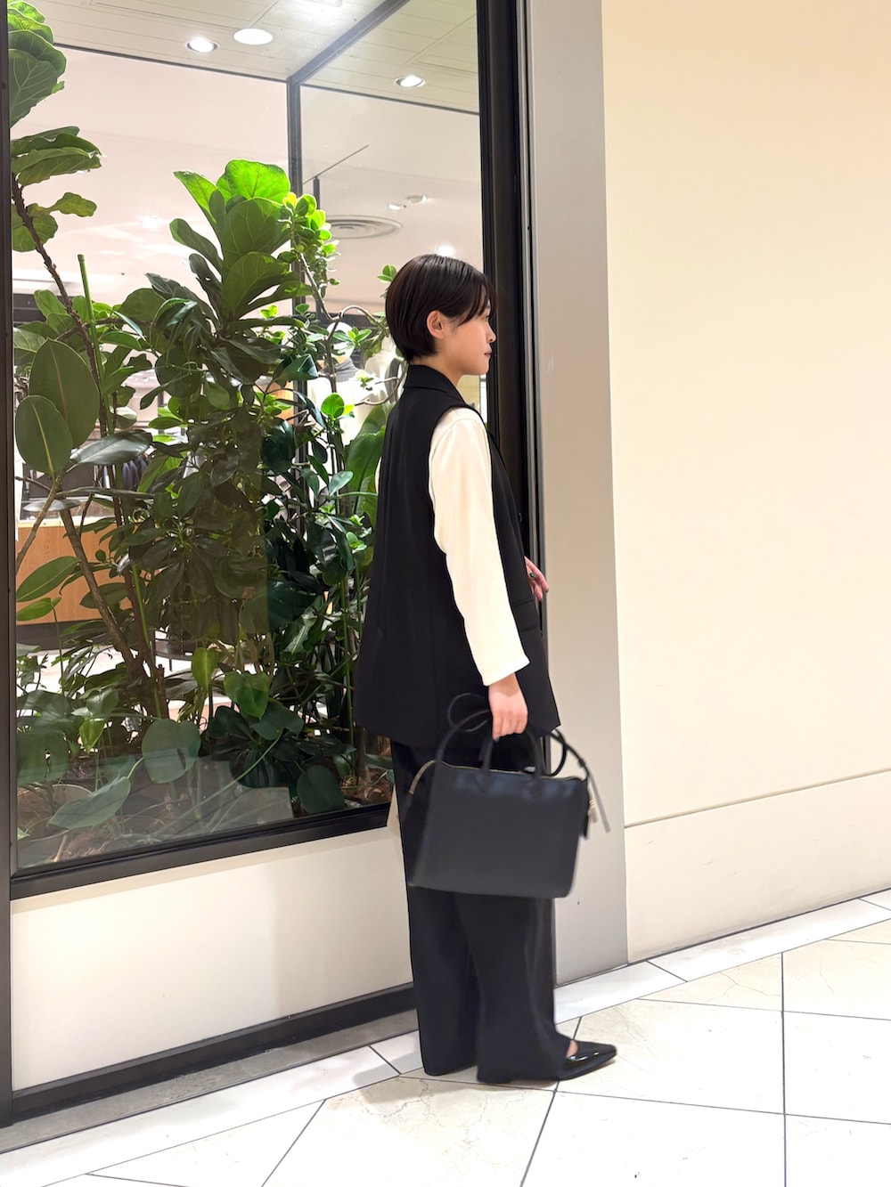 ブラック系のその他パンツ、ブラック系のその他アウター、ブラック系のショルダーバッグを着用したレディースの冬コーディネートの2枚目の写真