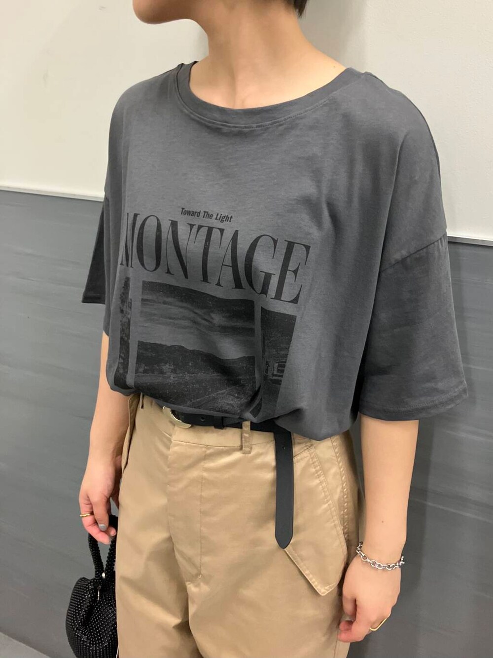 グレー系のTシャツ/カットソー、ベージュ系のその他パンツ、ブラック系のハンドバッグを着用したレディースの夏コーディネートの3枚目の写真