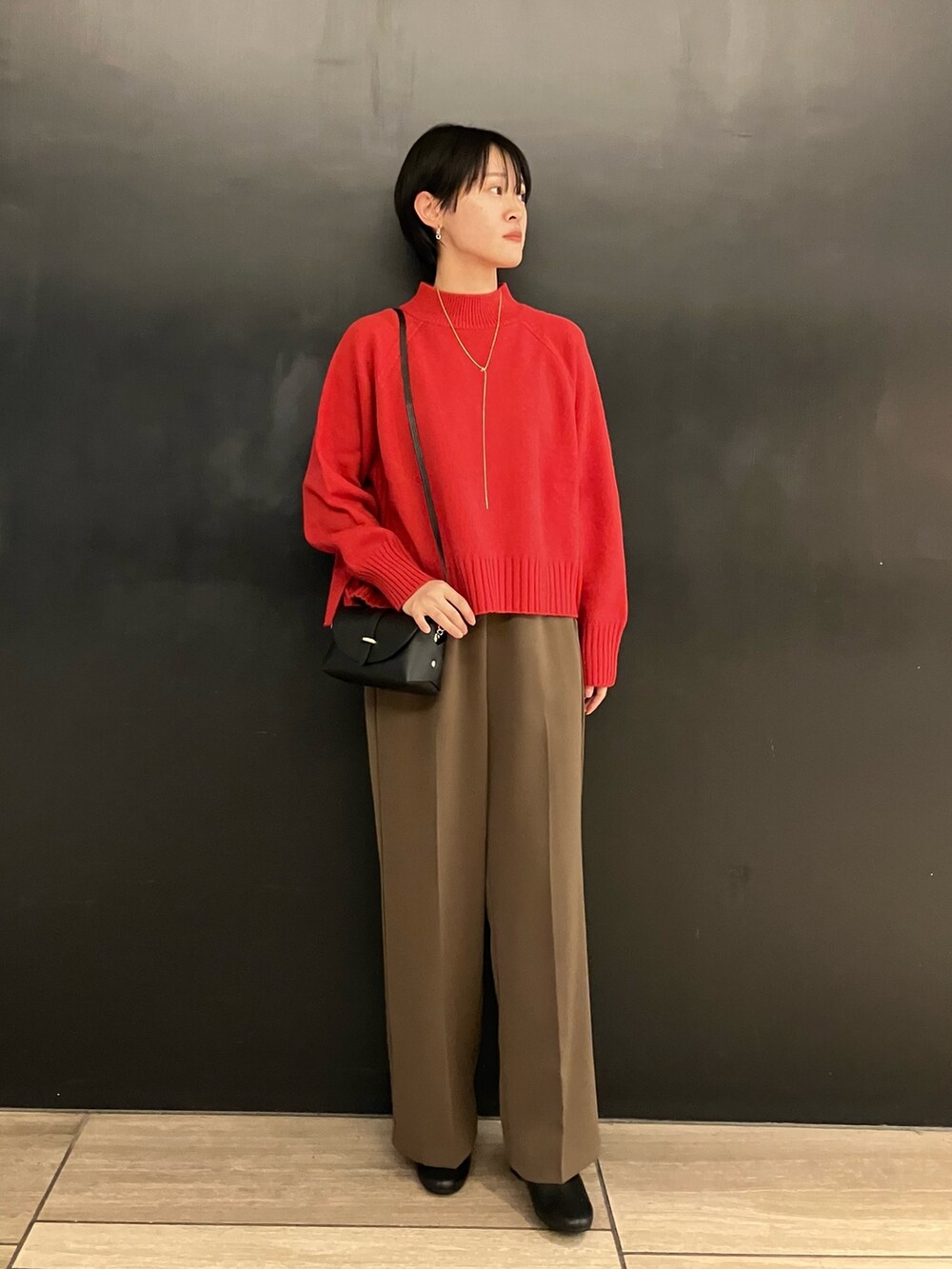 「URBAN RESEARCH ROSSO、ROSSO、小柄女子、低身長、ダウンジャケット、赤ニット、ハイネックニット、イージーパンツ、ショートヘア、ハンサムコーデ」｜「URBAN RESEARCH ROSSO WOMENのショートダウンジャケット（ダウンジャケット/コート、ブラック系）」を使った、オナカさん（レディース・153cm）の冬コーディネートの2枚目の写真
