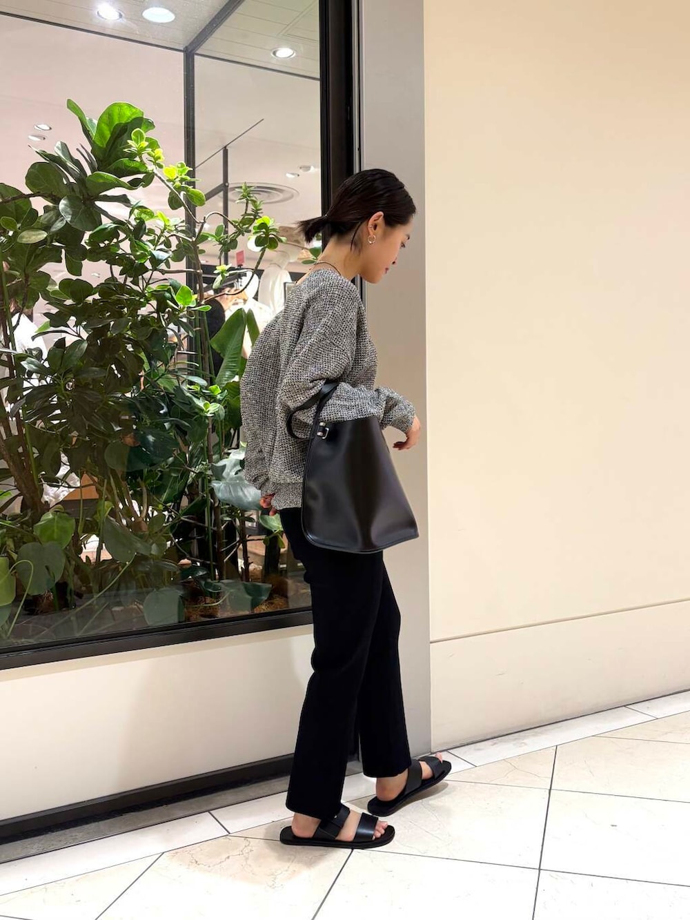 ブラック系のサンダル、ブラック系のカーディガン/ボレロを着用したレディースの夏コーディネートの2枚目の写真