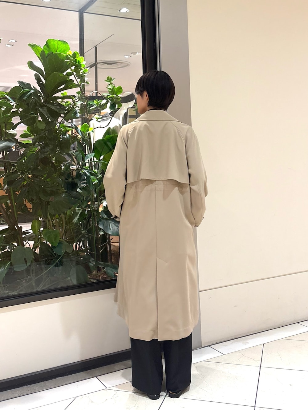 ブラック系のその他パンツ、ブラック系のその他アウター、ブラック系のショルダーバッグを着用したレディースの冬コーディネートの7枚目の写真