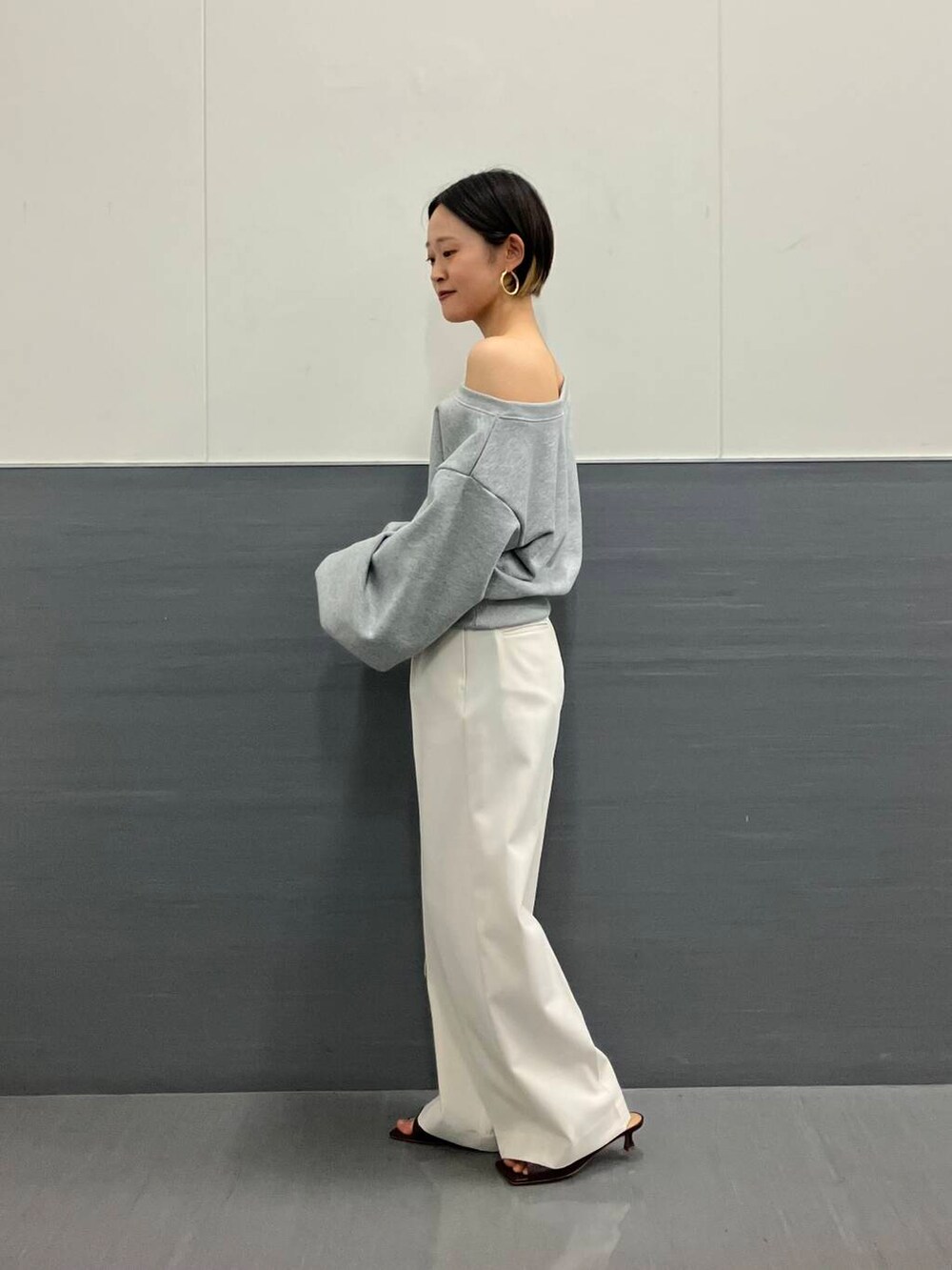 ホワイト系のその他パンツ、グレー系のスウェットを着用したレディースの春コーディネートの2枚目の写真