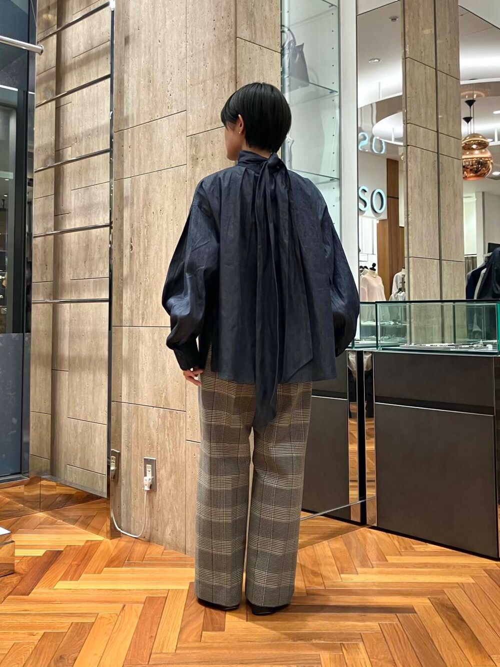 ブラック系のその他パンツ、ブルー系のシャツ/ブラウスを着用したレディースの秋コーディネートの3枚目の写真