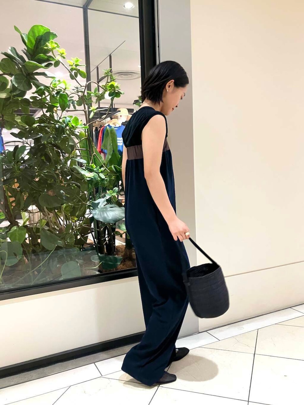 ブルー系のサロペット/オーバーオール、ブラック系のタンクトップ、ブラック系のかごバッグを着用したレディースの夏コーディネートの2枚目の写真