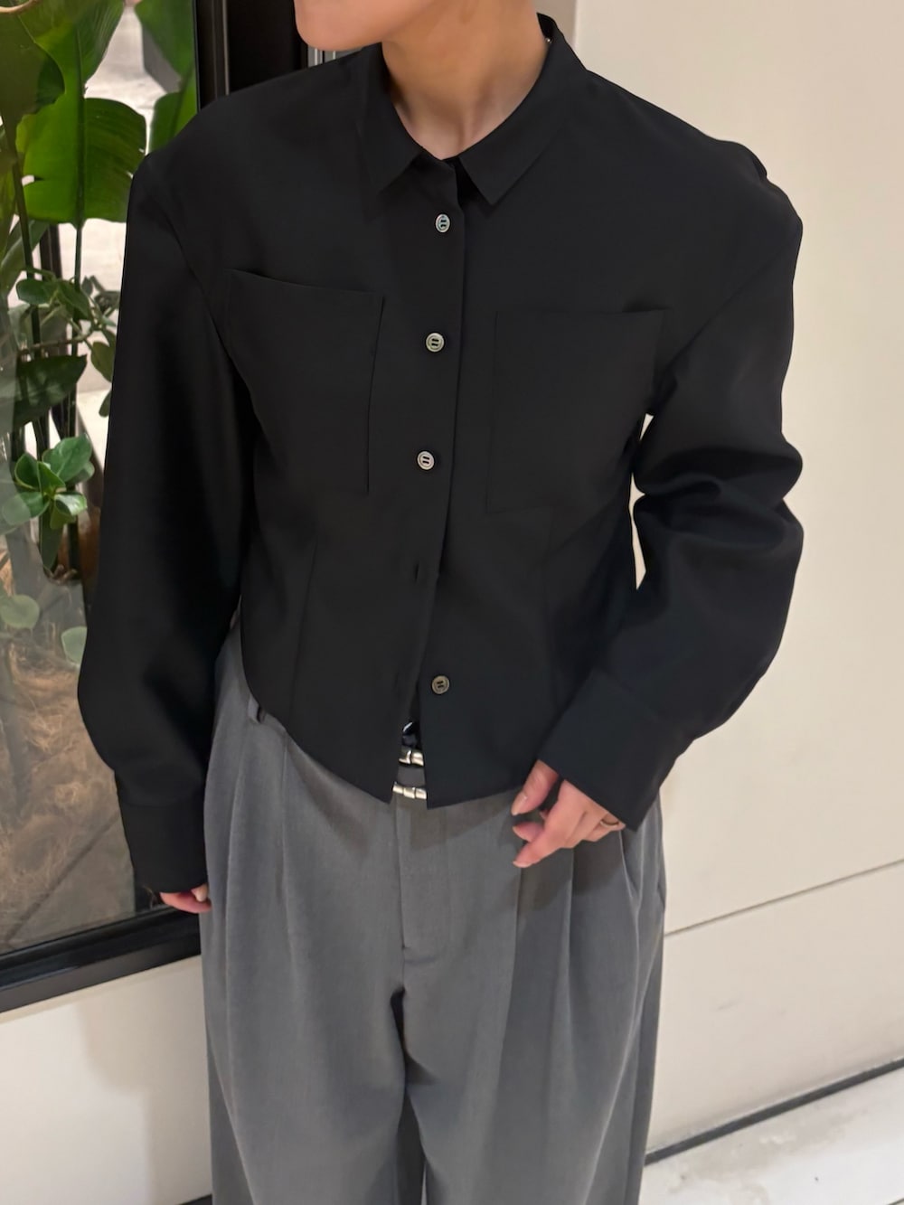 ブラック系のシャツ/ブラウス、グレー系のその他パンツ、ブラック系のローファーを着用したレディースの秋コーディネートの4枚目の写真