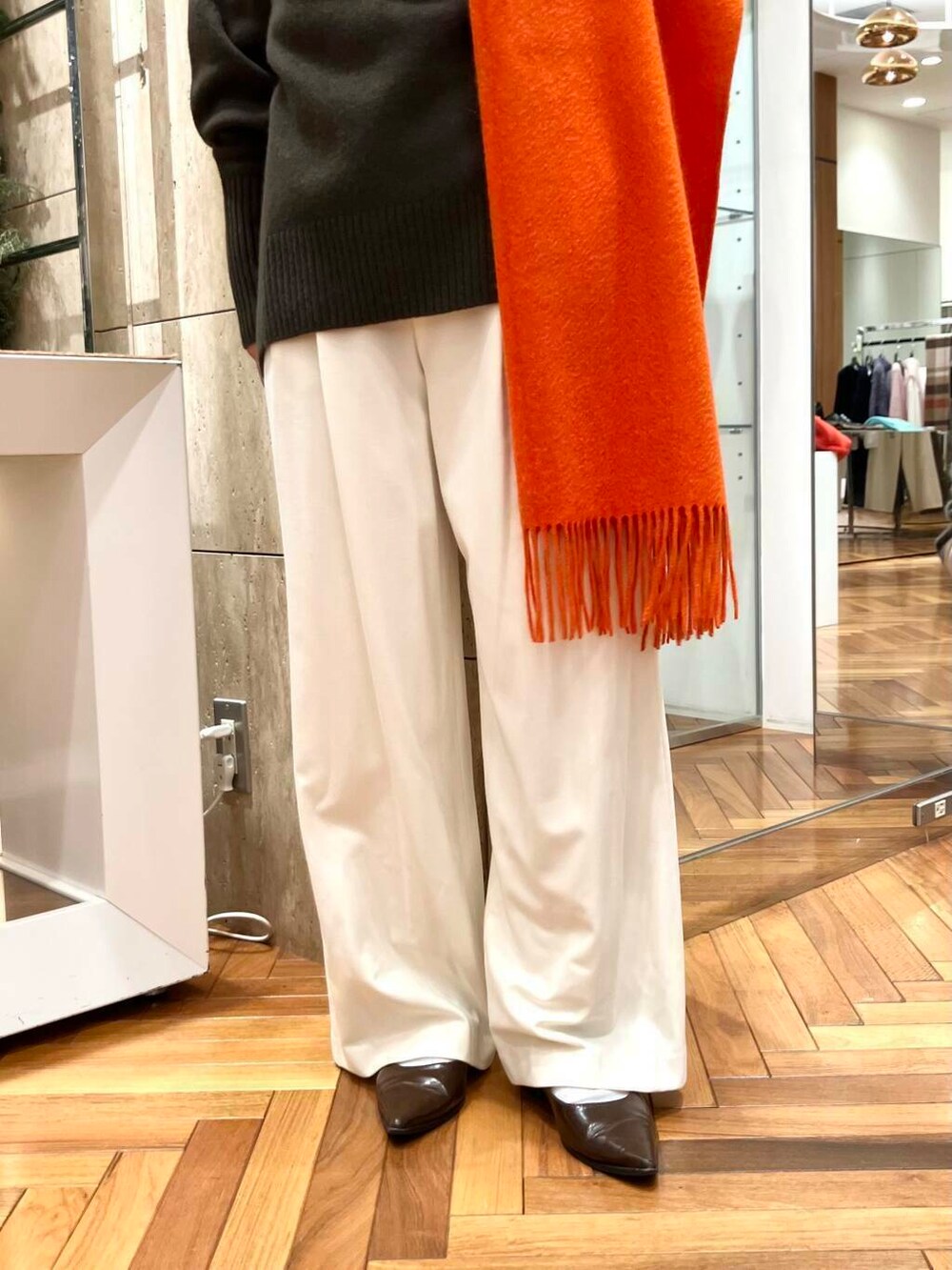 ブラウン系のニット/セーター、ホワイト系のその他パンツ、ブラウン系のパンプスを着用したレディースの冬コーディネートの5枚目の写真