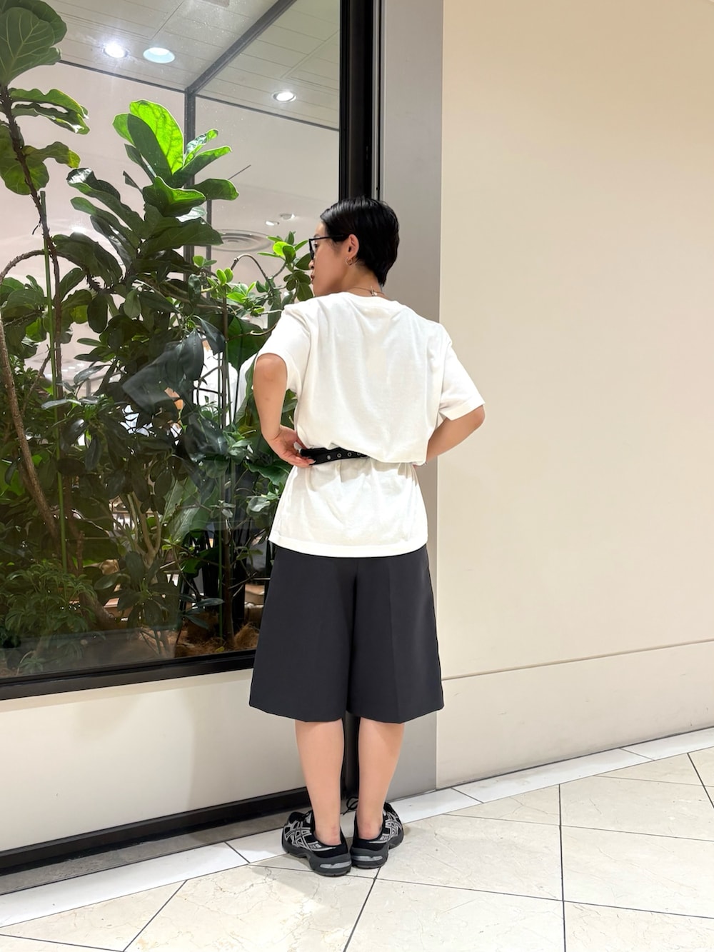 ホワイト系のTシャツ/カットソー、グレー系のその他パンツ、ブラック系のスニーカーを着用したレディースの夏コーディネートの3枚目の写真