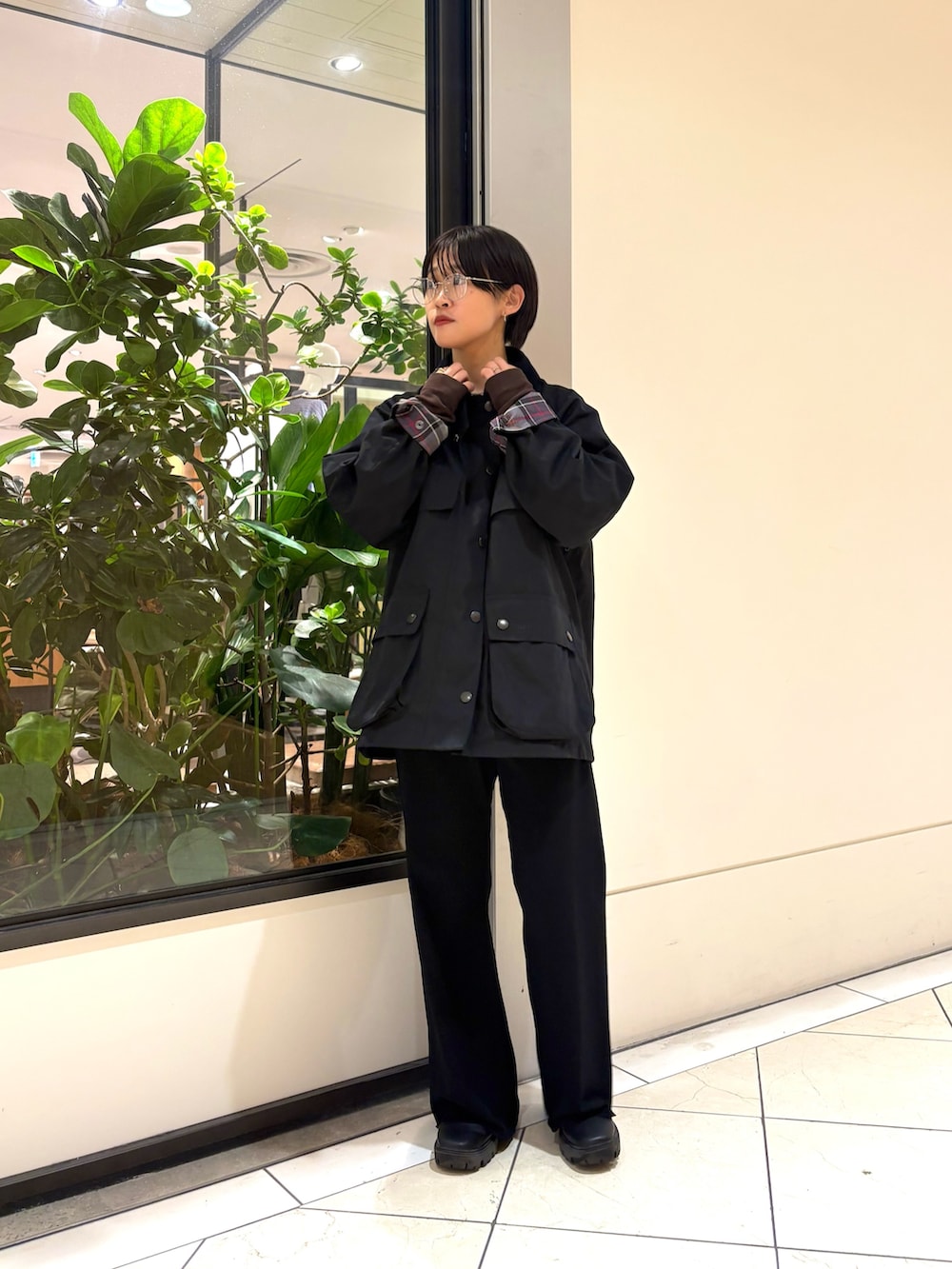 ブラック系のその他アウター、ブラウン系のTシャツ/カットソー、ブラック系のその他パンツを着用したレディースの秋コーディネートの2枚目の写真