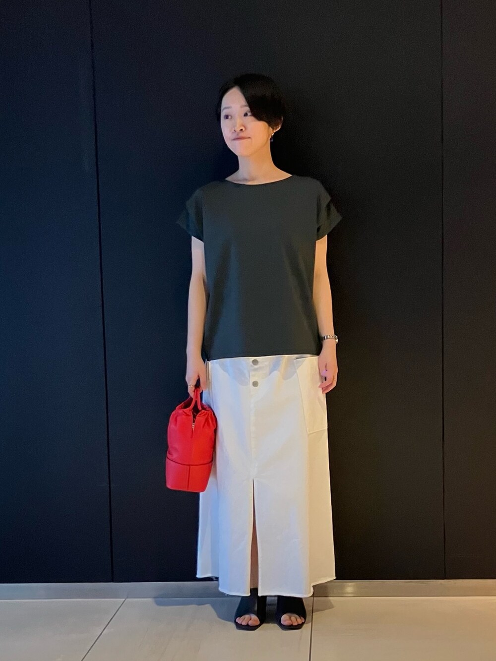 グリーン系のTシャツ/カットソー、ホワイト系のスカートを着用したレディースの春コーディネートの3枚目の写真