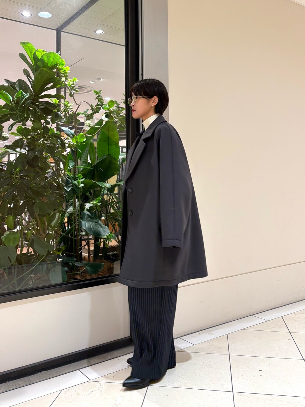 ブラック系のTシャツ/カットソー、グレー系のチェスターコート、その他のその他パンツを着用したレディースの秋コーディネートの2枚目の写真