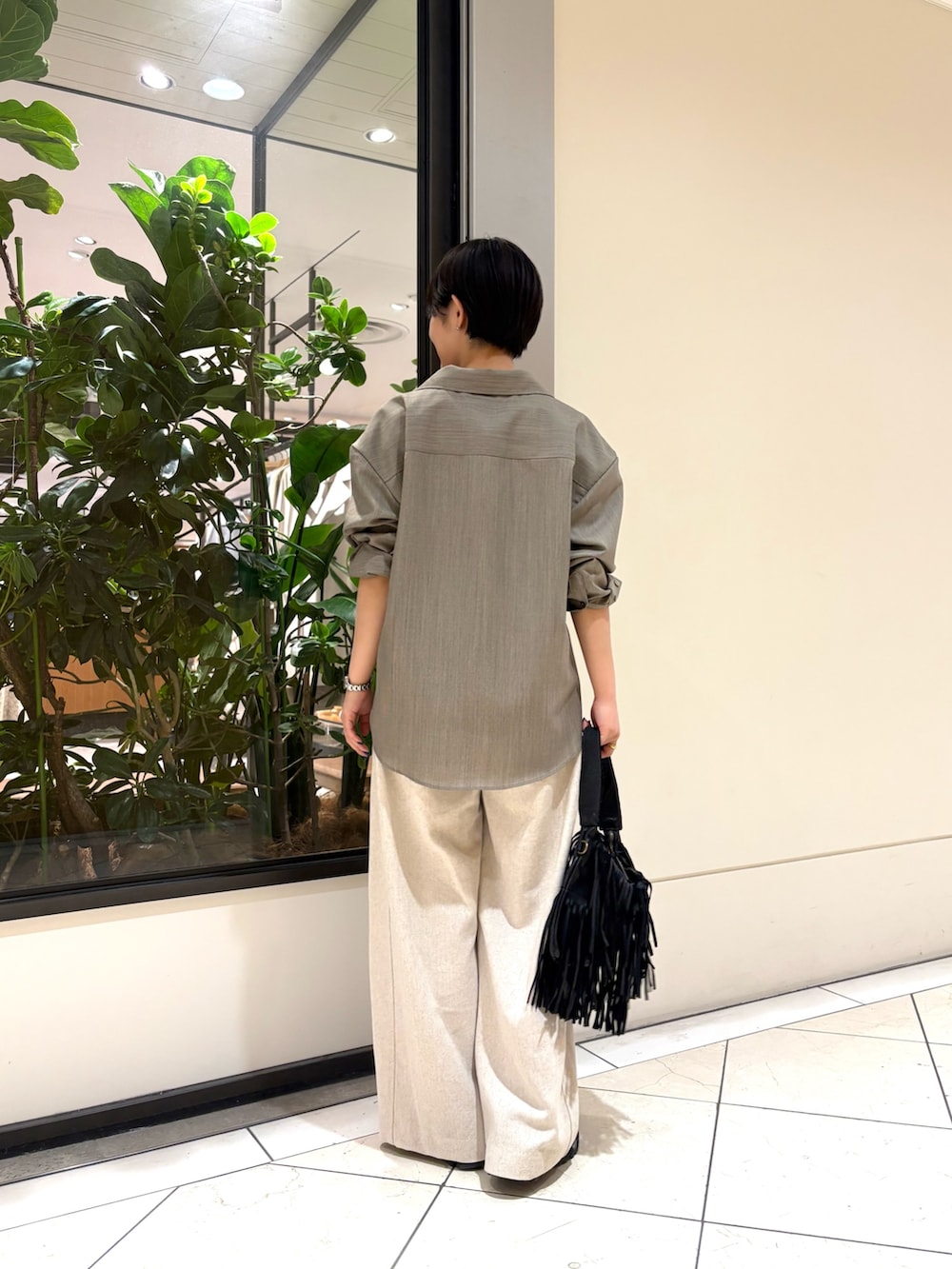 ベージュ系のシャツ/ブラウス、オレンジ系のタンクトップ、ホワイト系のその他パンツを着用したレディースの春コーディネートの2枚目の写真