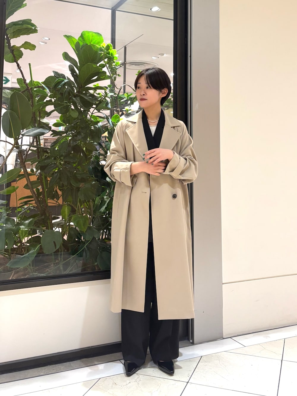 ブラック系のその他パンツ、ブラック系のその他アウター、ブラック系のショルダーバッグを着用したレディースの冬コーディネートの5枚目の写真